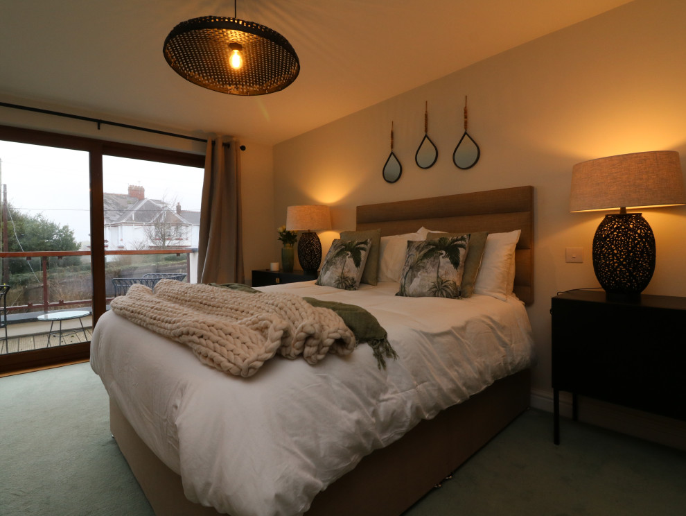 Стильный дизайн: большая хозяйская спальня в современном стиле с бежевыми стенами, ковровым покрытием и зеленым полом без камина - последний тренд