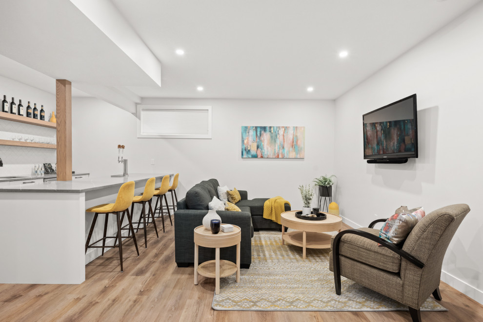 Réalisation d'un petit salon design ouvert avec un bar de salon, un mur gris, un sol en vinyl, un téléviseur fixé au mur et un sol marron.