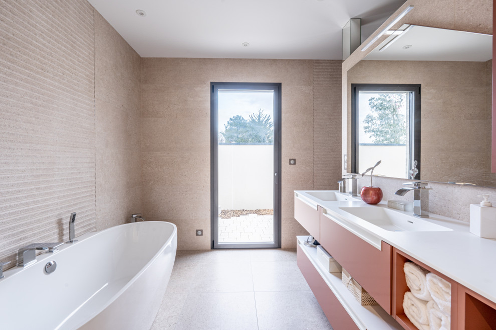 Idées déco pour une grande salle de bain contemporaine avec une baignoire posée, un plan de toilette en surface solide, un plan de toilette blanc et meuble double vasque.