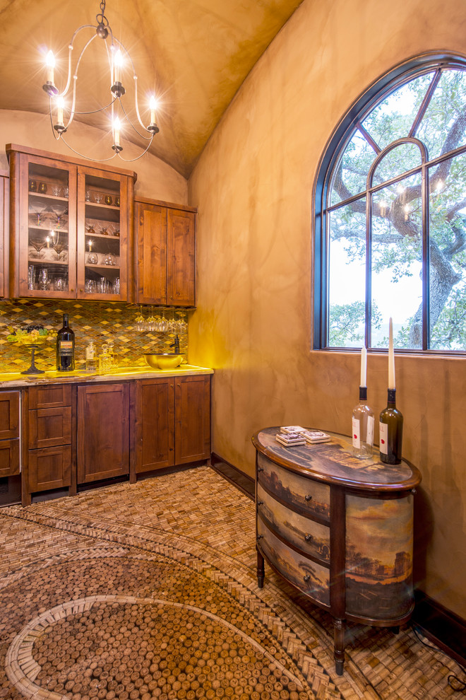 Kleine, Einzeilige Mediterrane Hausbar mit Korkboden, Bartresen, Schrankfronten im Shaker-Stil, hellbraunen Holzschränken, bunter Rückwand und Rückwand aus Mosaikfliesen in Austin