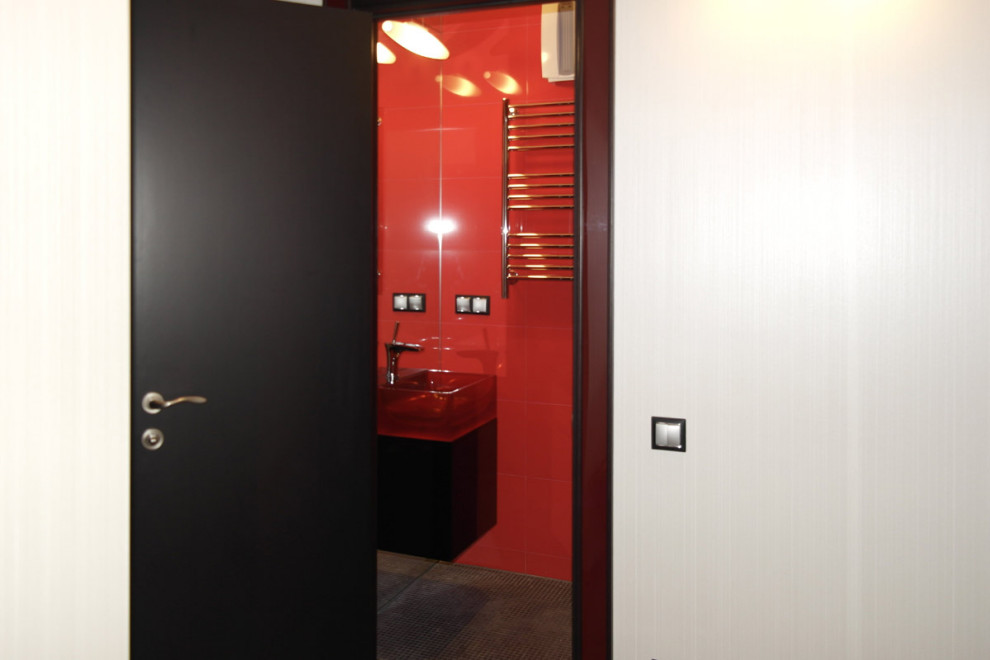 Foto di un bagno di servizio di medie dimensioni con ante nere, piastrelle blu, piastrelle in ceramica, pavimento con piastrelle in ceramica, lavabo da incasso, pavimento rosso, top rosso e mobile bagno sospeso
