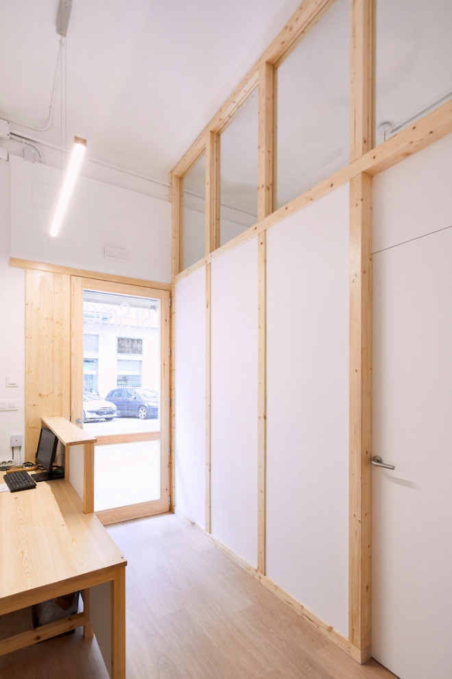 Idéer för att renovera en liten minimalistisk farstu, med vita väggar, ljust trägolv, en enkeldörr, ljus trädörr och beiget golv