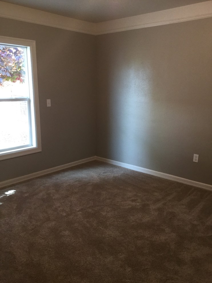 Photo of a mid-sized traditional guest bedroom in Portland with grey walls, carpet and no fireplace.
