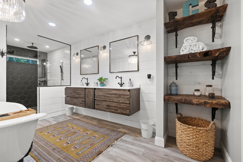 Bild på ett stort lantligt vit vitt en-suite badrum, med släta luckor, bruna skåp, ett badkar med tassar, en öppen dusch, en toalettstol med hel cisternkåpa, grå kakel, keramikplattor, vita väggar, mellanmörkt trägolv, ett nedsänkt handfat, bänkskiva i kvarts, brunt golv och med dusch som är öppen