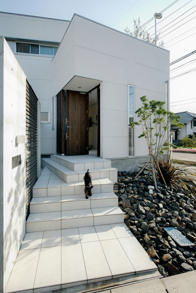 This is an example of a contemporary white house exterior in Nagoya with a flat roof.
