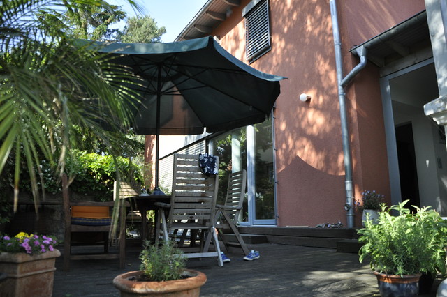 Erweiterung eines Gartenhauses mediterranean-deck