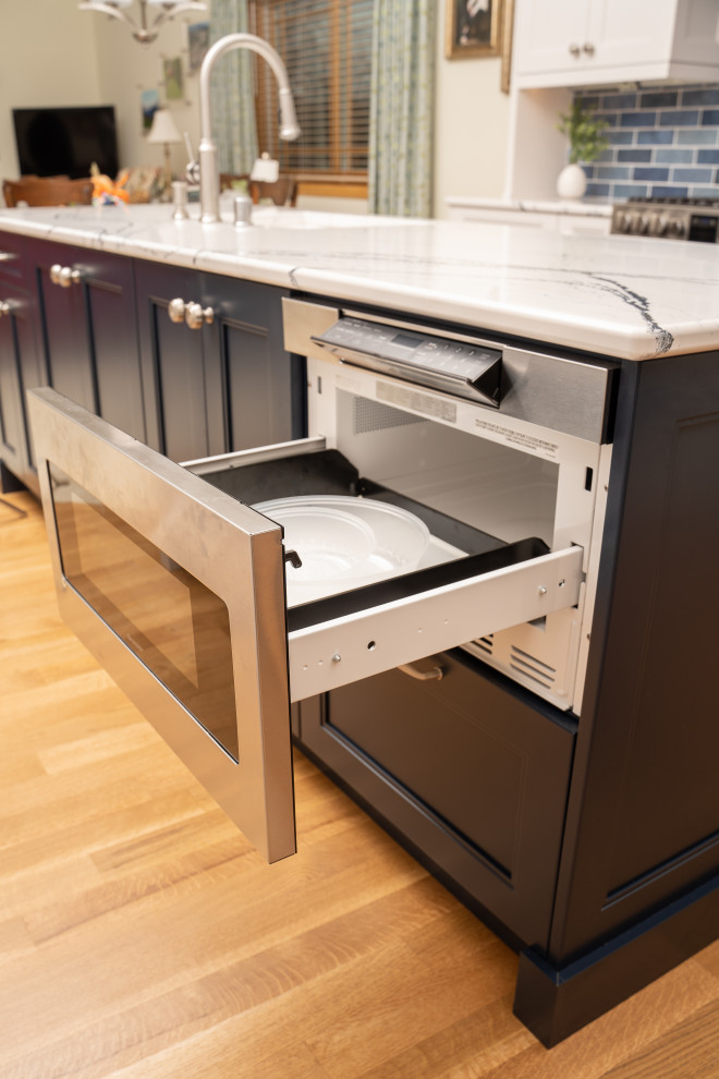 Example of a transitional kitchen design in Minneapolis