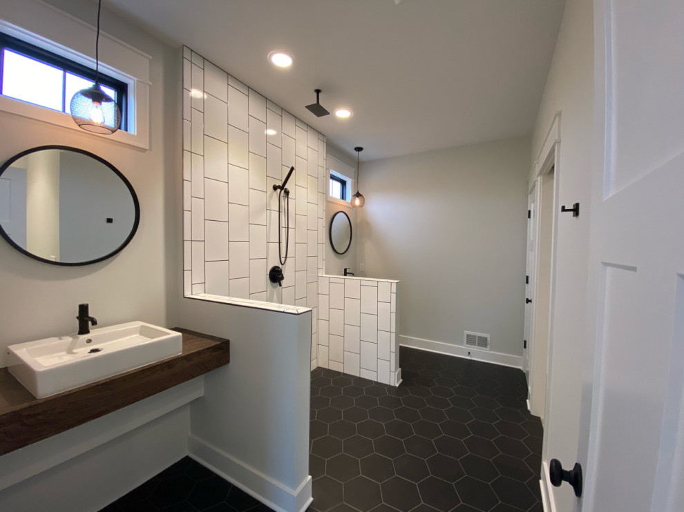 Inspiration för ett stort amerikanskt en-suite badrum, med våtrum, ett fristående handfat, träbänkskiva och med dusch som är öppen