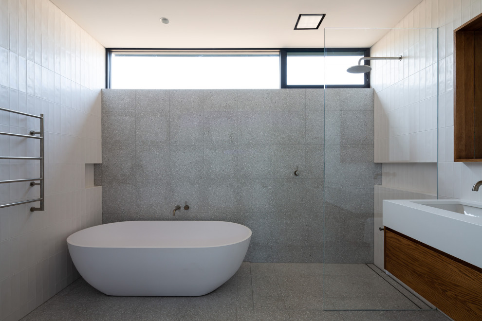 Ejemplo de cuarto de baño único contemporáneo de tamaño medio con puertas de armario de madera clara, encimera de cuarzo compacto y encimeras grises