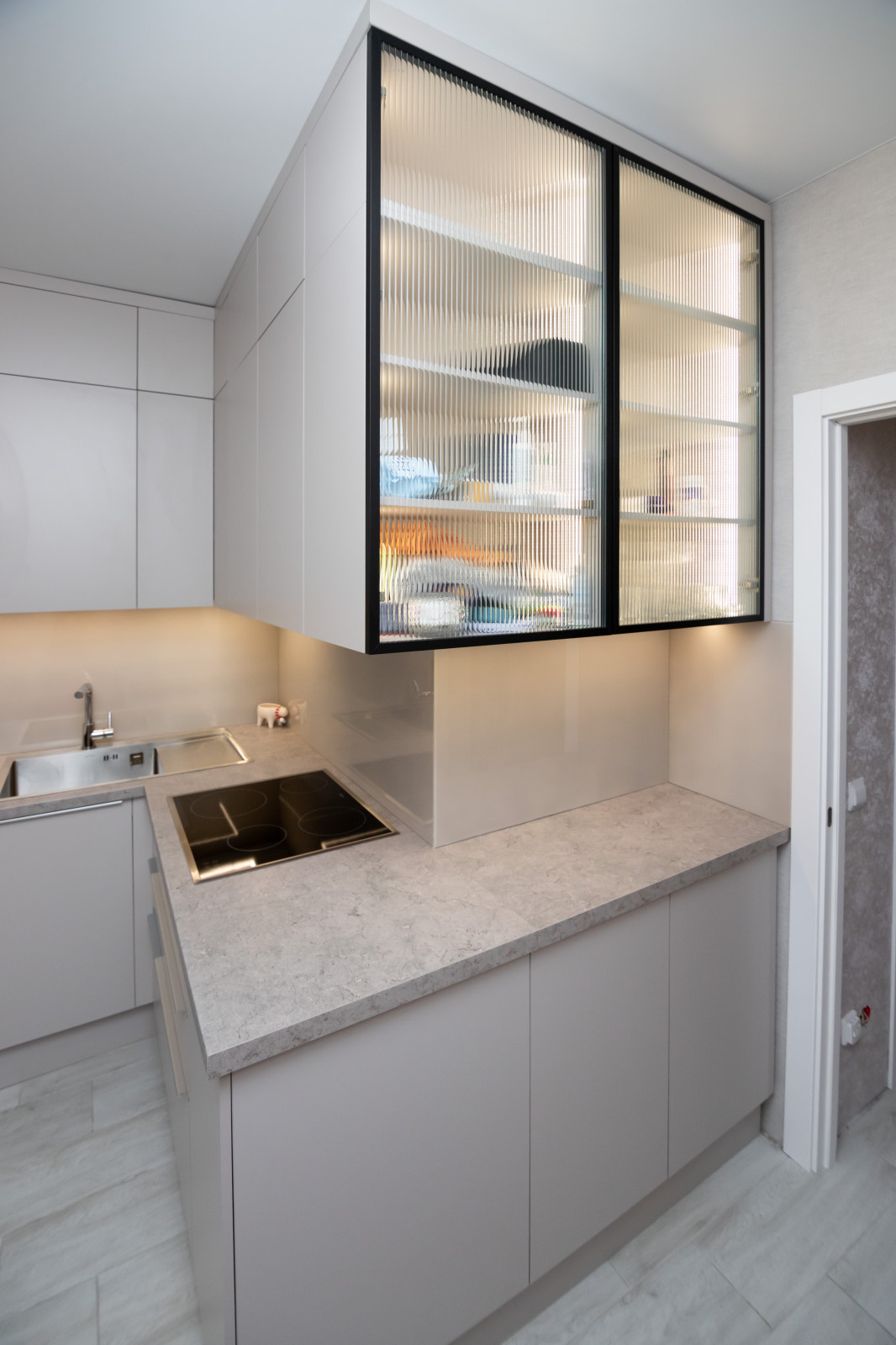 Современная угловая кухня в нежно-сером цвете