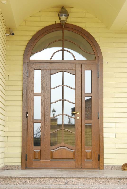Деревянные входные двери