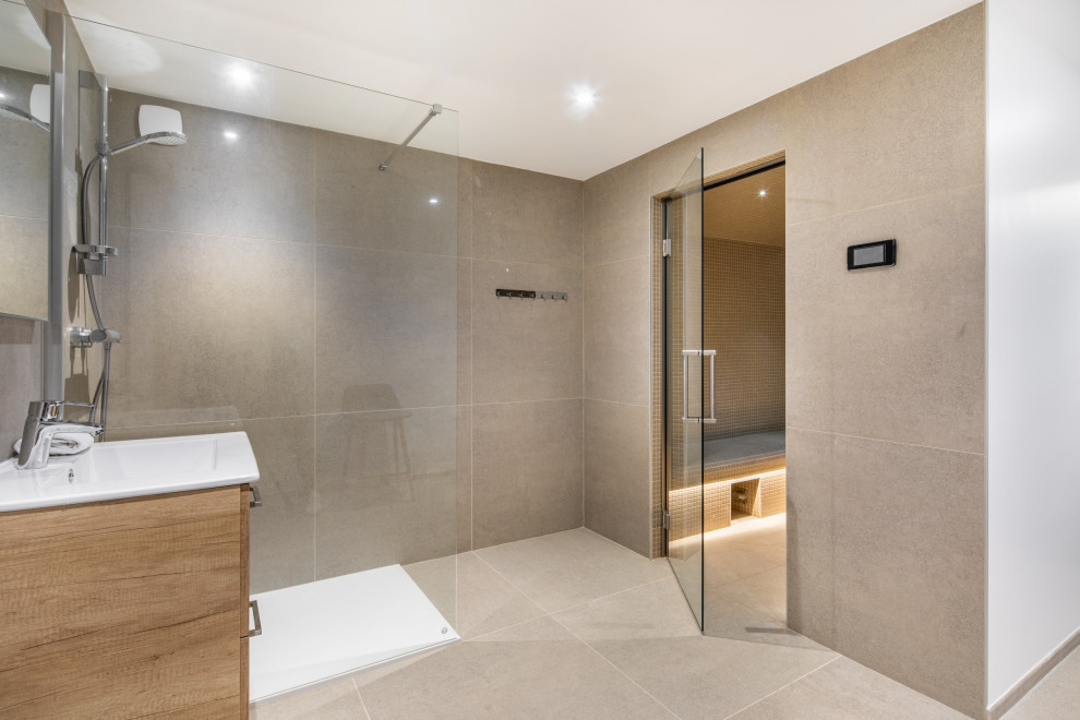 Idéer för mellanstora funkis badrum, med skåp i ljust trä, en kantlös dusch, grå kakel, skifferkakel, skiffergolv, ett integrerad handfat, beiget golv och med dusch som är öppen