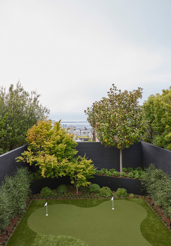 Diseño de jardín actual de tamaño medio en patio trasero con jardín francés, jardín de macetas y exposición total al sol