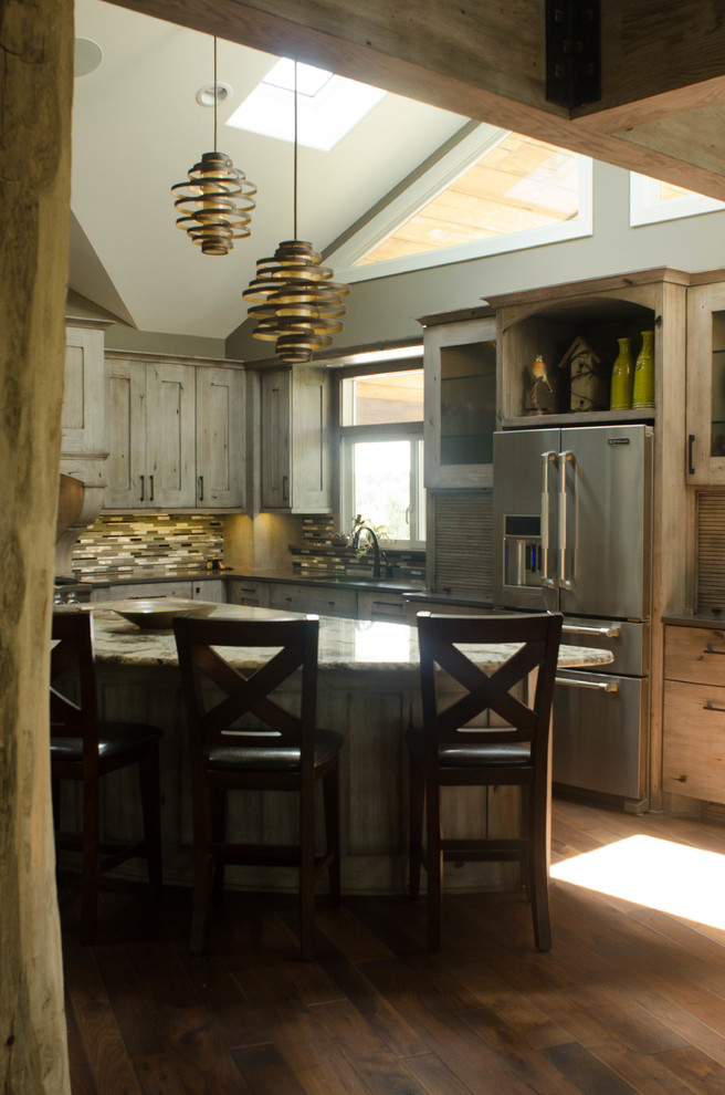 Kitchen - rustic kitchen idea in Chicago
