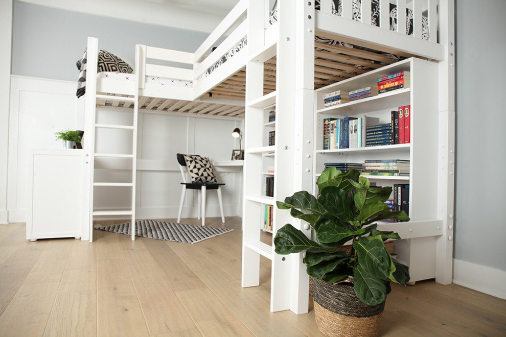 Diseño de dormitorio infantil minimalista pequeño con paredes grises y suelo de madera clara