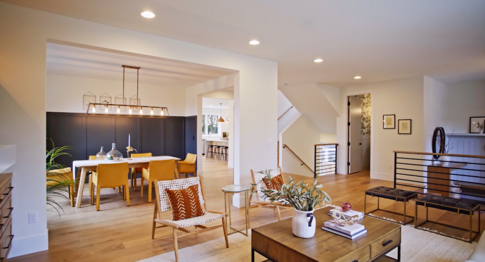 Example of a transitional home design design in Seattle
