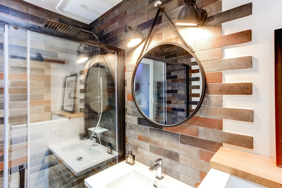 This is an example of a mid-sized contemporary master bathroom in Bordeaux with a curbless shower, brown tile, orange tile, red tile, matchstick tile, white walls and a vessel sink.