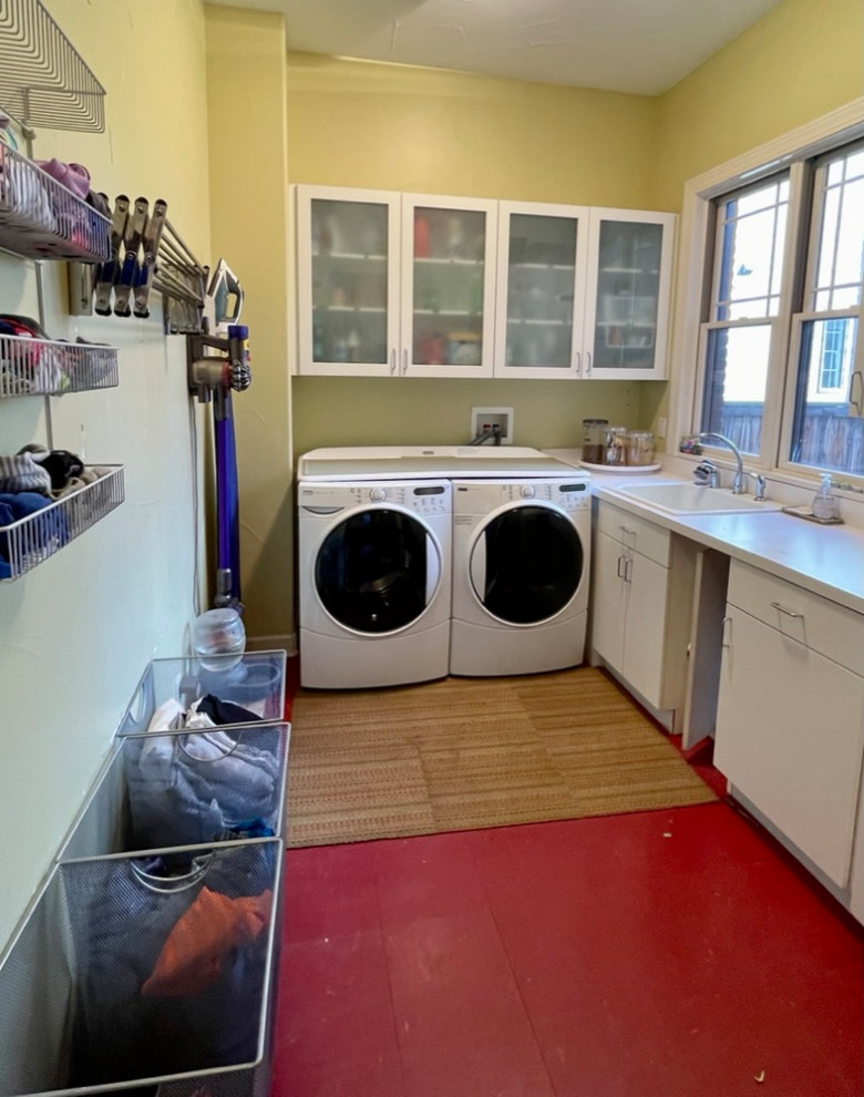 Modelo de lavadero multiusos y en U tradicional renovado de tamaño medio con fregadero encastrado, salpicadero gris, paredes verdes, lavadora y secadora juntas, suelo rojo y encimeras blancas