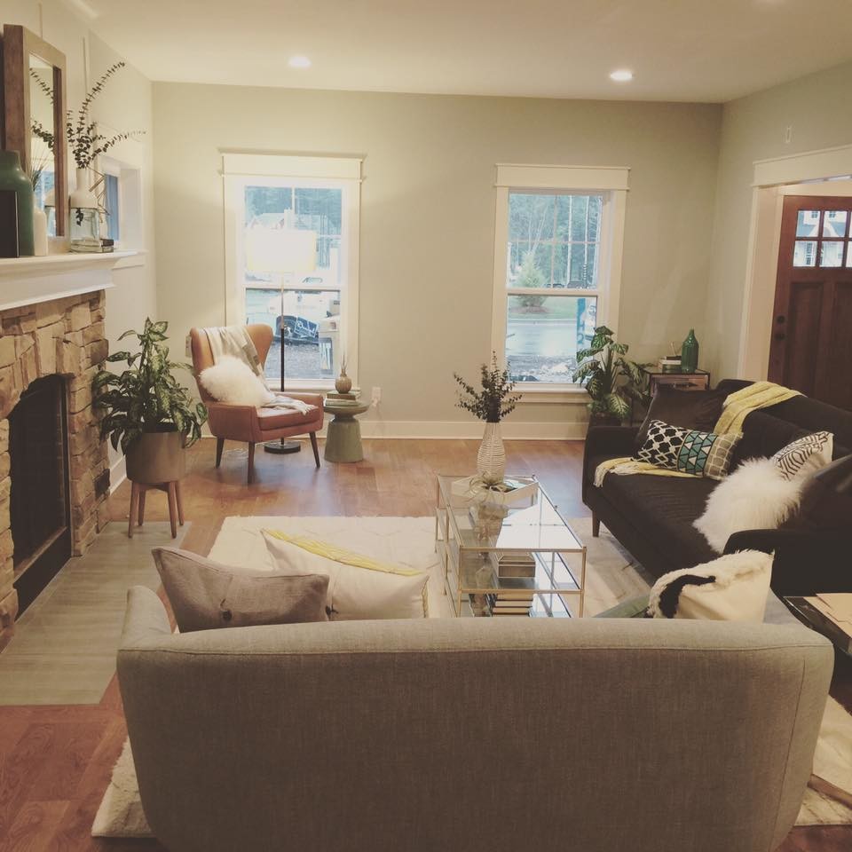 Photo of a transitional living room in Milwaukee.