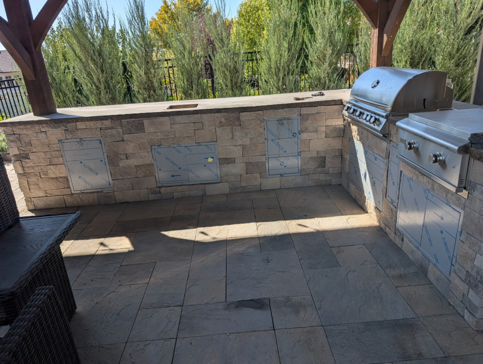 Outdoor kitchen and shed: Stucco and stone finish