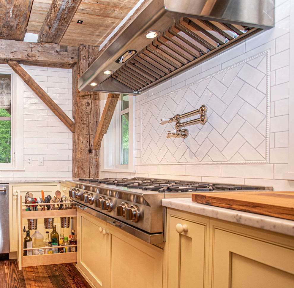 Kitchen - farmhouse kitchen idea in Providence
