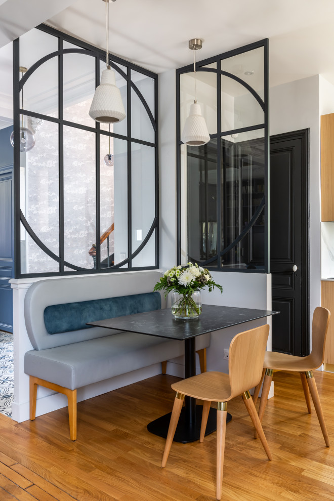 Свежая идея для дизайна: огромная гостиная-столовая в современном стиле с полом из керамической плитки, серым полом и многоуровневым потолком - отличное фото интерьера