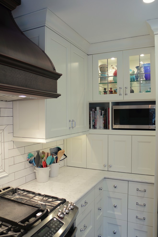 Inspiration for a transitional kitchen remodel in Milwaukee