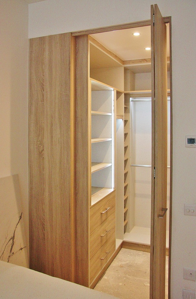 High end Walk-in wardrobe: fitting has never been so pleasurable