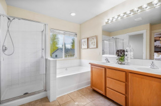 Modern-Rustic Style Warms Up an 80-Square-Foot Bathroom (6 photos)