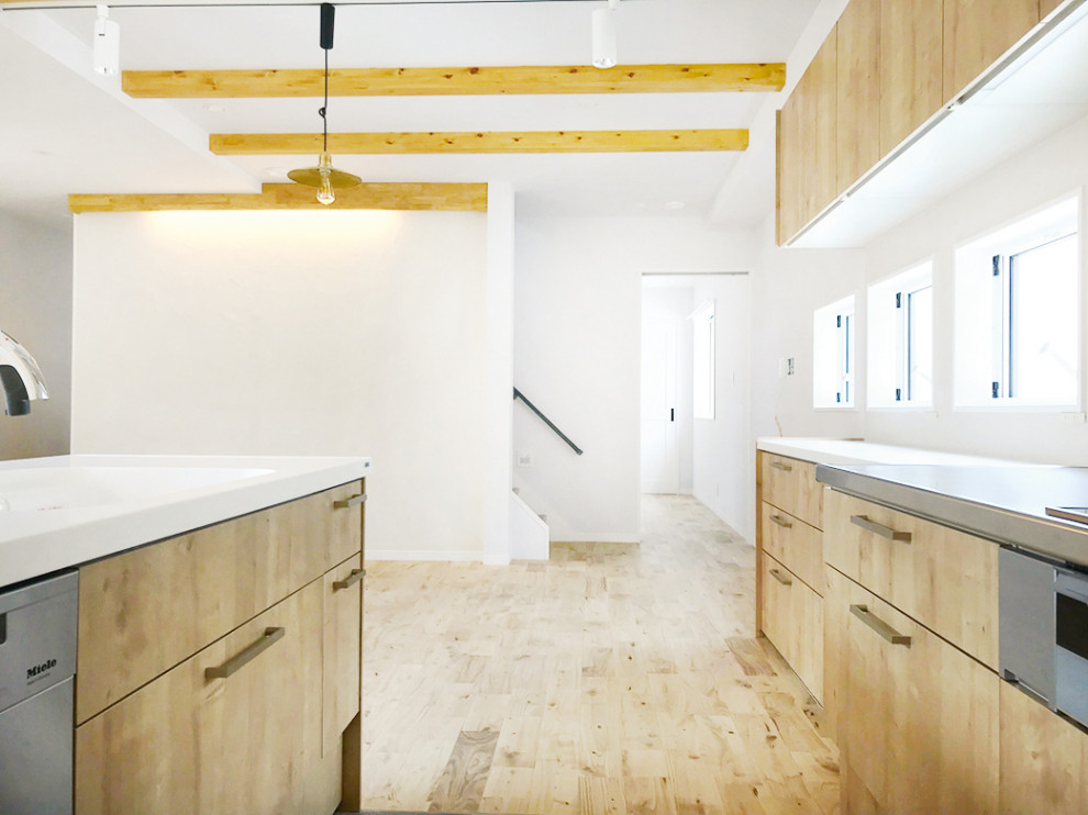 Ispirazione per una cucina moderna di medie dimensioni con parquet chiaro, pavimento marrone e travi a vista