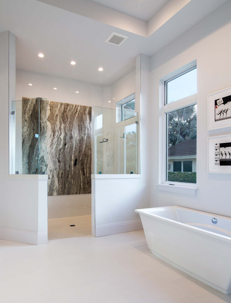 Ejemplo de cuarto de baño principal tropical grande con bañera exenta, ducha empotrada, paredes beige, suelo beige y casetón
