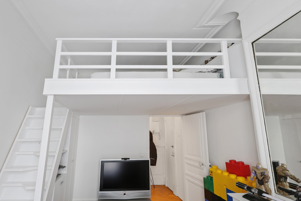 На фото: маленькая нейтральная детская в современном стиле с спальным местом, белыми стенами, бежевым полом, сводчатым потолком и деревянными стенами для на участке и в саду, подростка