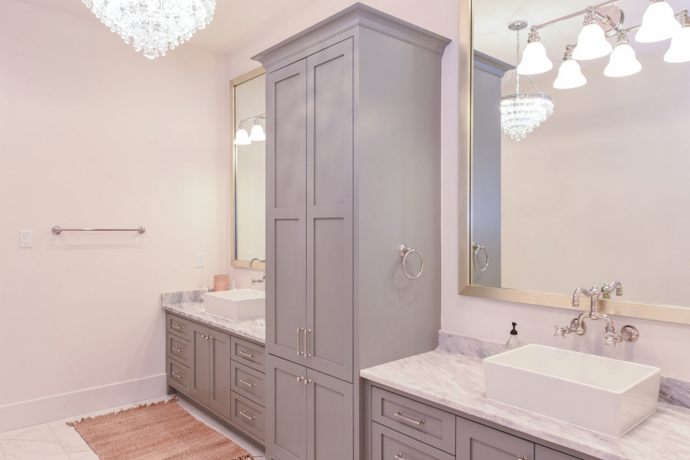 Foto di una grande stanza da bagno padronale stile marinaro con top grigio, due lavabi e mobile bagno incassato