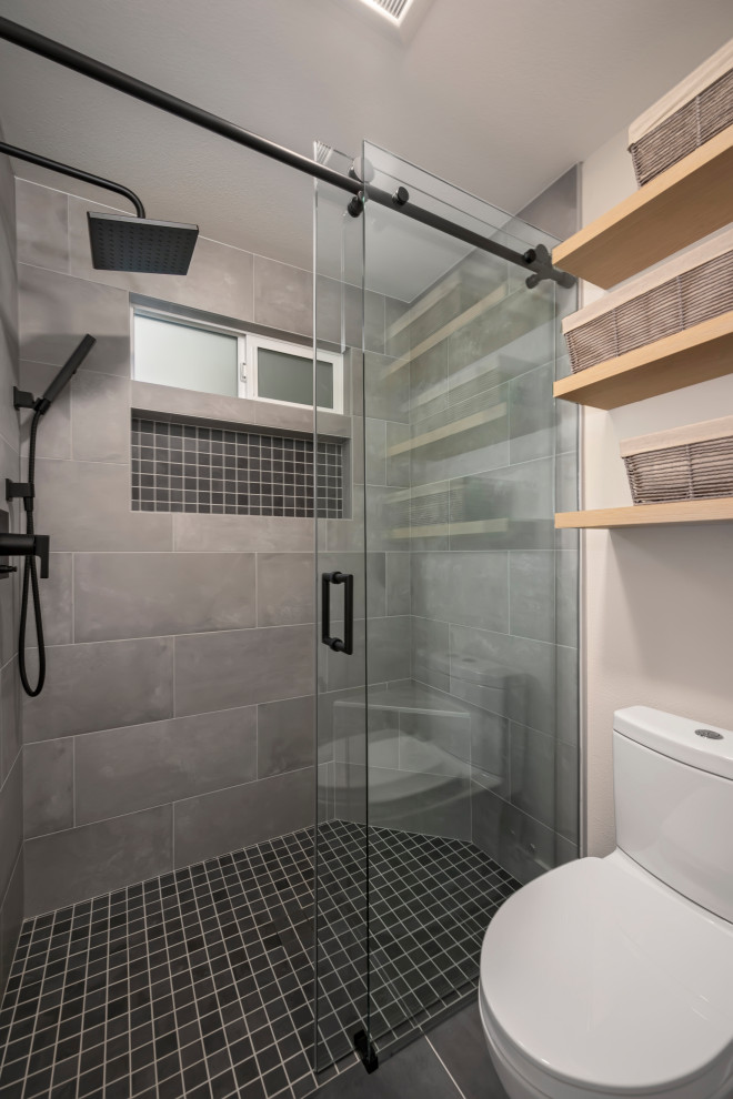 Idéer för ett litet modernt en-suite badrum, med en kantlös dusch, en toalettstol med separat cisternkåpa, grå kakel, porslinskakel, vita väggar, klinkergolv i porslin, grått golv och dusch med skjutdörr