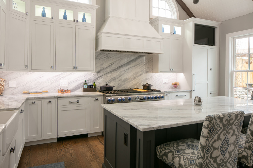 Kitchen - transitional kitchen idea in Cincinnati