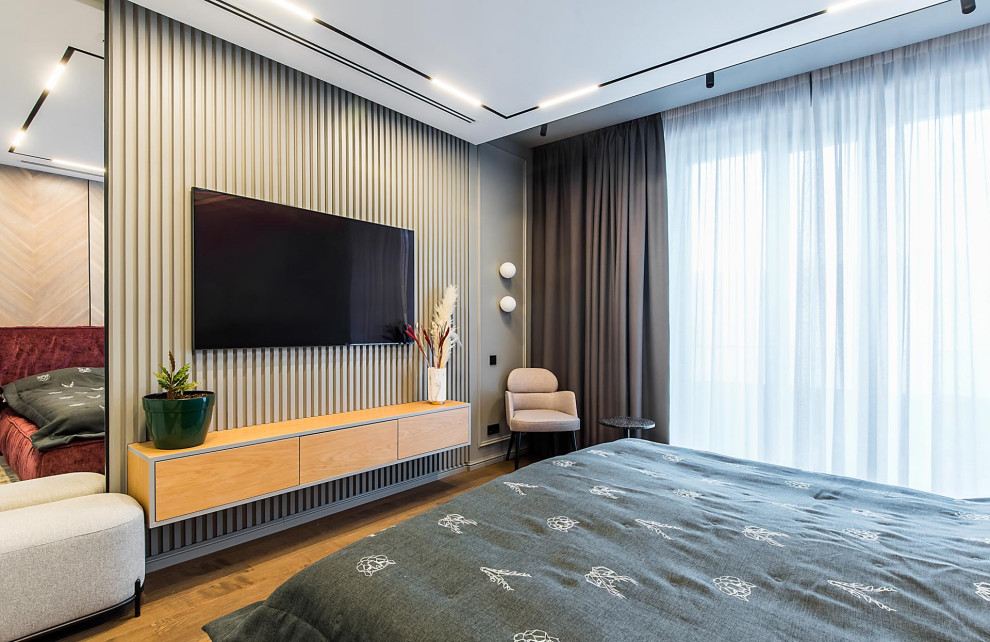 Mittelgroßes Eklektisches Hauptschlafzimmer mit grauer Wandfarbe, braunem Holzboden, braunem Boden, eingelassener Decke und vertäfelten Wänden in Moskau
