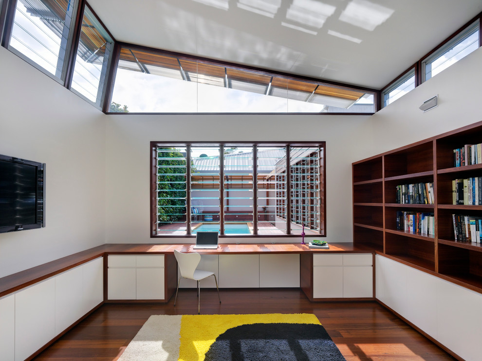 Photo of a contemporary home office in Sydney with a built-in desk.
