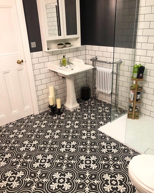 Traditional kids bathroom in Other with a claw-foot tub, an open shower, a two-piece toilet, white tile, ceramic tile, white walls, porcelain floors, a pedestal sink, grey floor and an open shower.
