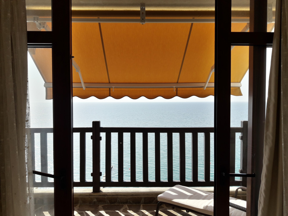 Маркизы на балконе