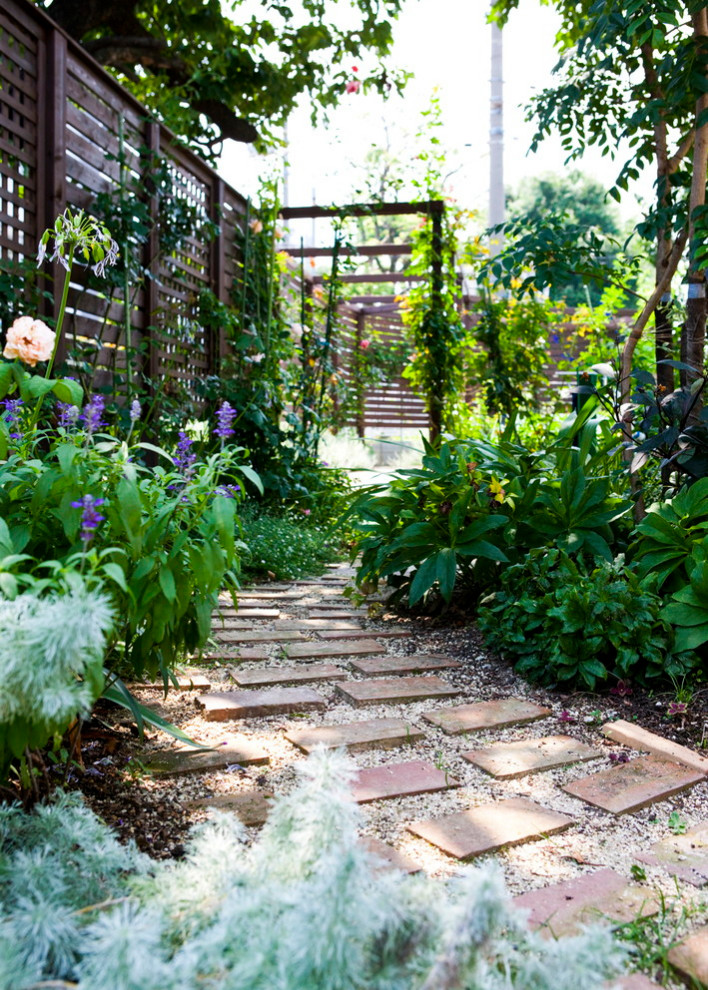 На фото: участок и сад в стиле неоклассика (современная классика) с с перголой с