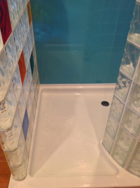 Acrylic shower base for a glass block walk in shower trendy-badevaerelse