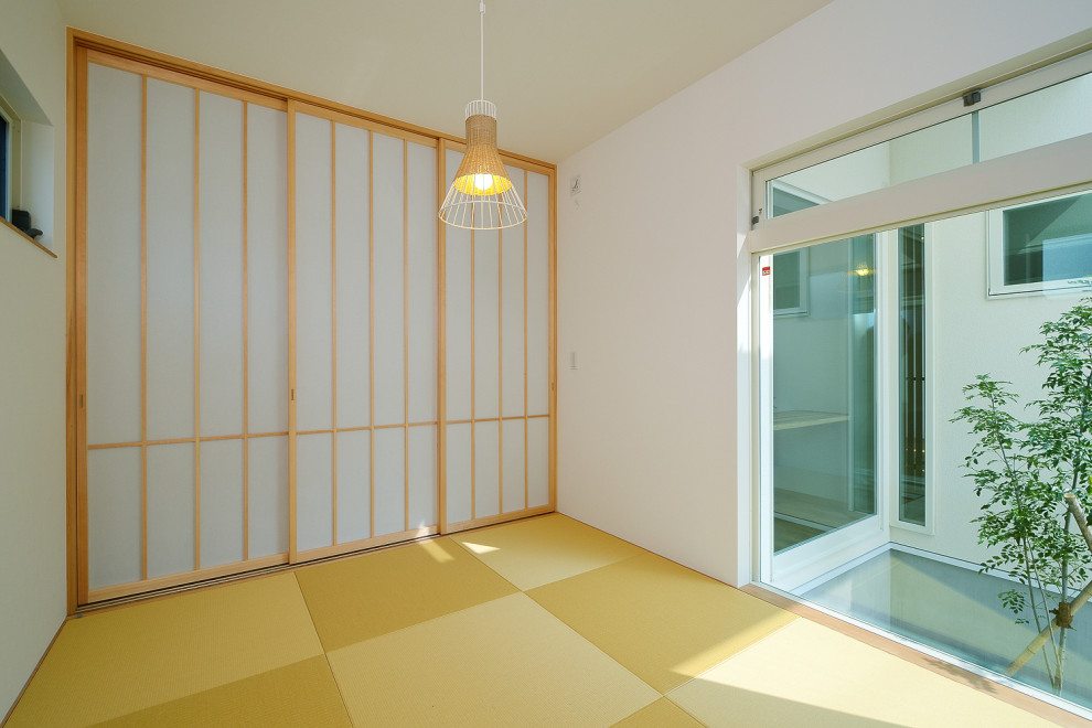 Modelo de sala de estar escandinava con tatami, suelo verde y papel pintado