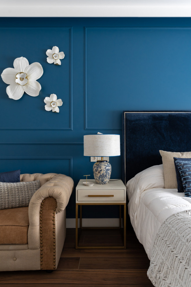 Пример оригинального дизайна: большая хозяйская спальня в стиле неоклассика (современная классика) с синими стенами, полом из керамической плитки, коричневым полом и панелями на стенах
