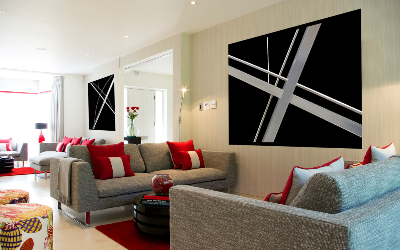 Как картины меняют пространство. Один интерьер - разные впечатления.