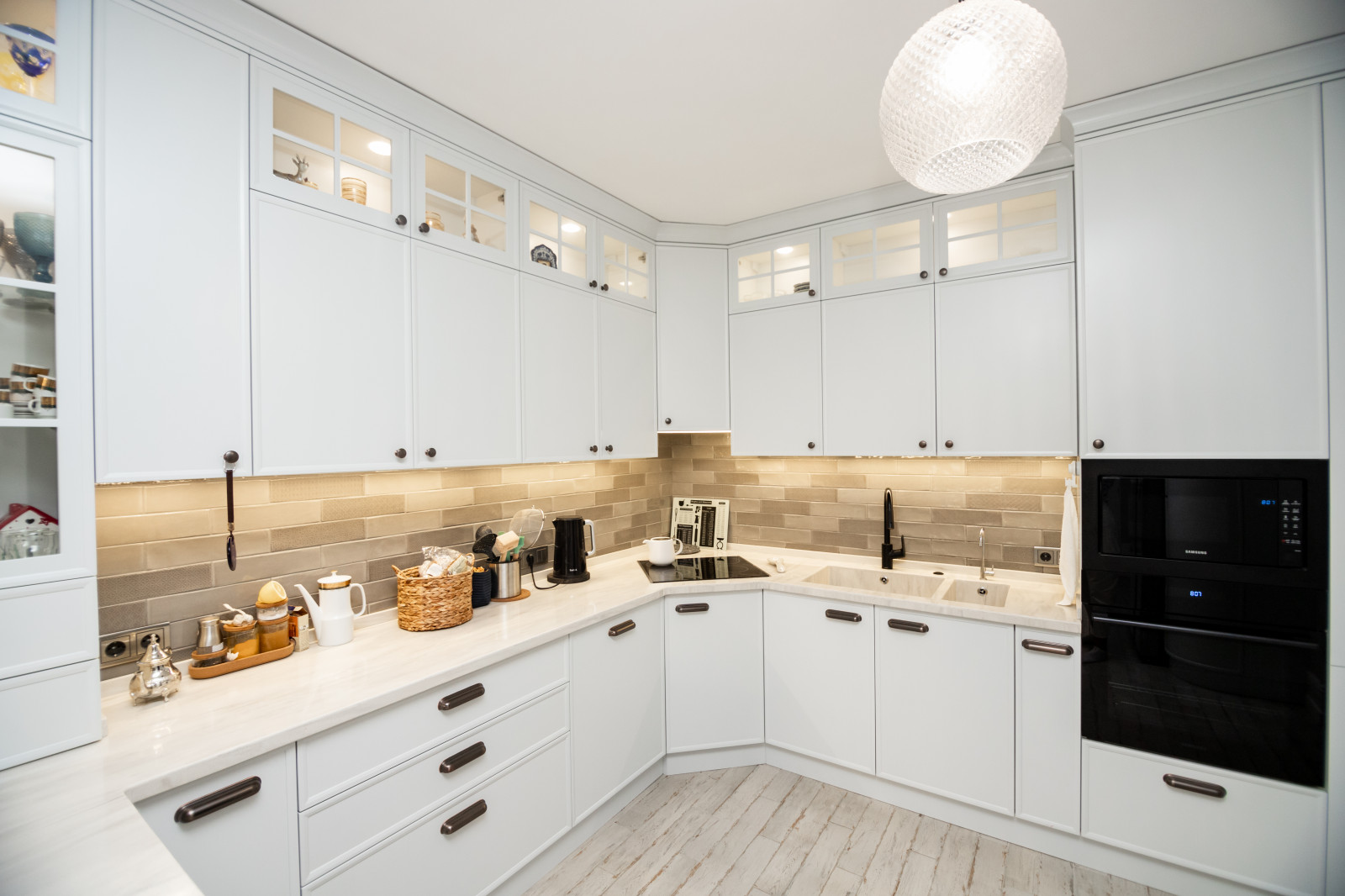 Светлая кухня с деревянными элементами