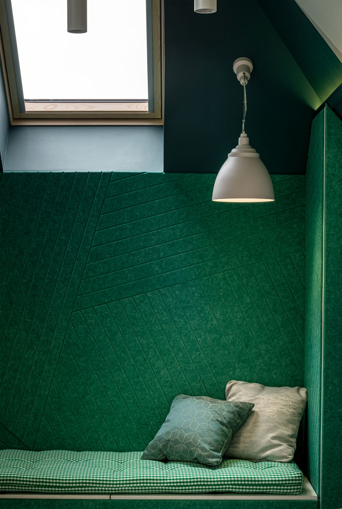 Imagen de dormitorio principal, abovedado y gris y blanco escandinavo pequeño con paredes multicolor, suelo laminado, suelo beige y panelado