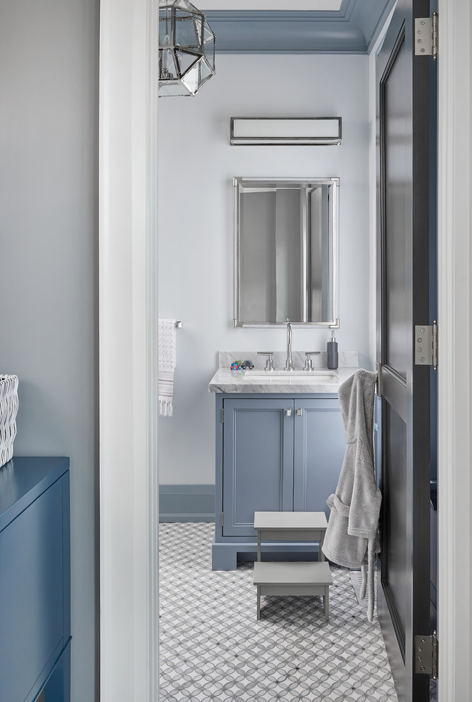 Example of a transitional home design design in Toronto