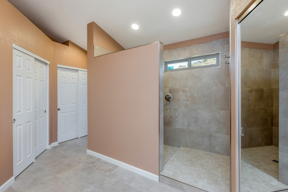 Idéer för mellanstora vintage en-suite badrum, med en dusch i en alkov, beige kakel, porslinskakel, beige väggar, klinkergolv i porslin, beiget golv och med dusch som är öppen