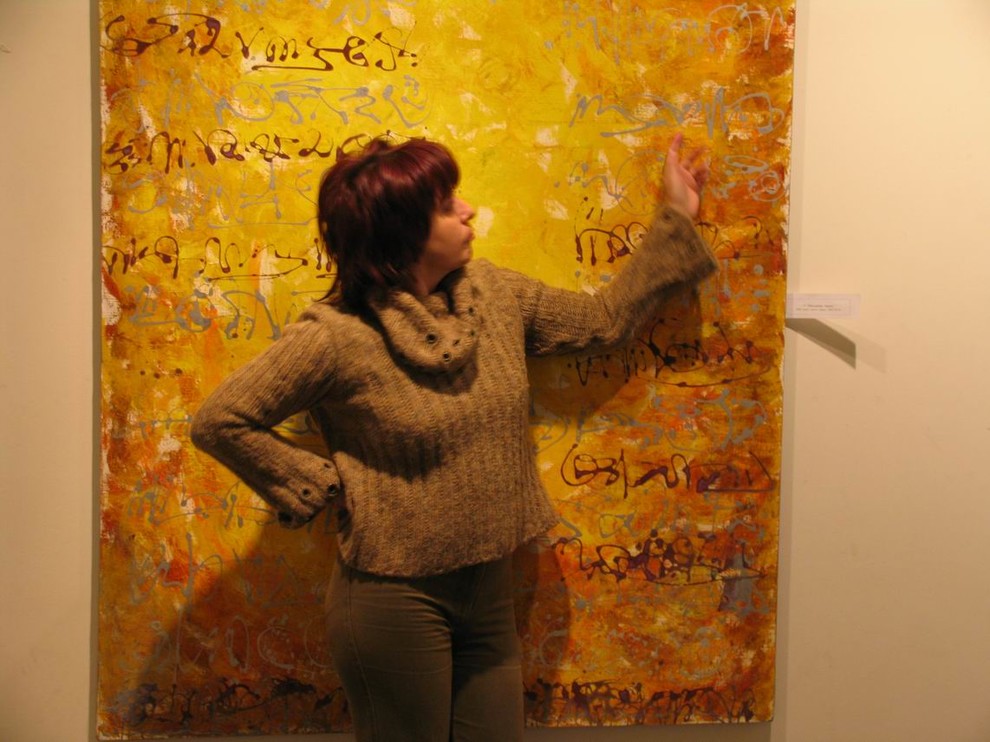 На фоне картин Лики Волчек