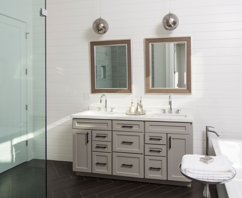 Design ideas for a large country master bathroom in Los Angeles with an undermount sink, shaker cabinets, grey cabinets, engineered quartz benchtops, a corner shower, a two-piece toilet, gray tile, porcelain tile, white walls and porcelain floors.